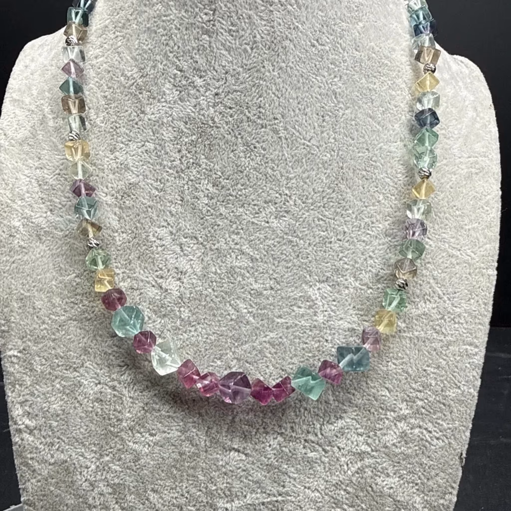 Florit Kolye Küp 6x4 mm İncele ve Satın Al Florit Kolye Küp 6x4 mm - Orijinal Doğal Taş ve Şifa Kristali Görsel 1