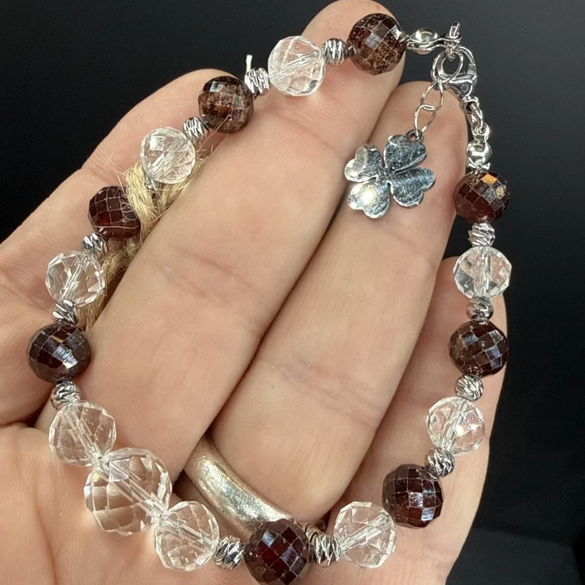 Kristal Kuvars /Garnet Faset 8 mm Bileklik T - Orijinal Şifalı Kristal - Görsel 1