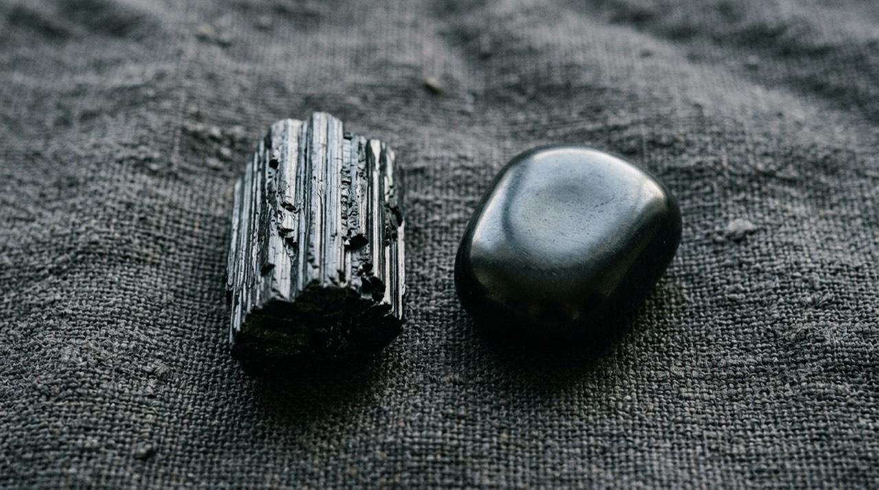 Doğal kaba siyah turmalin ve pürüzsüz şungit taşı mineral dokusu