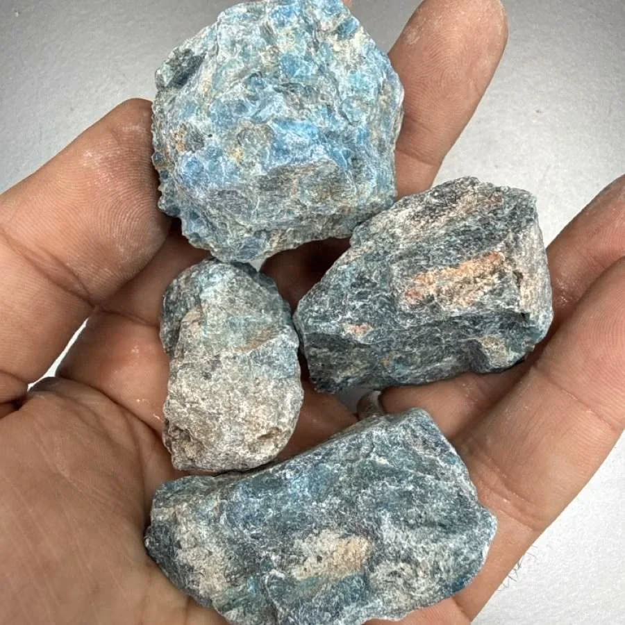 Blue Apatit Ham Taş İncele ve Satın Al Blue Apatit Ham Taş - Orijinal Doğal Taş ve Şifa Kristali Görsel 1