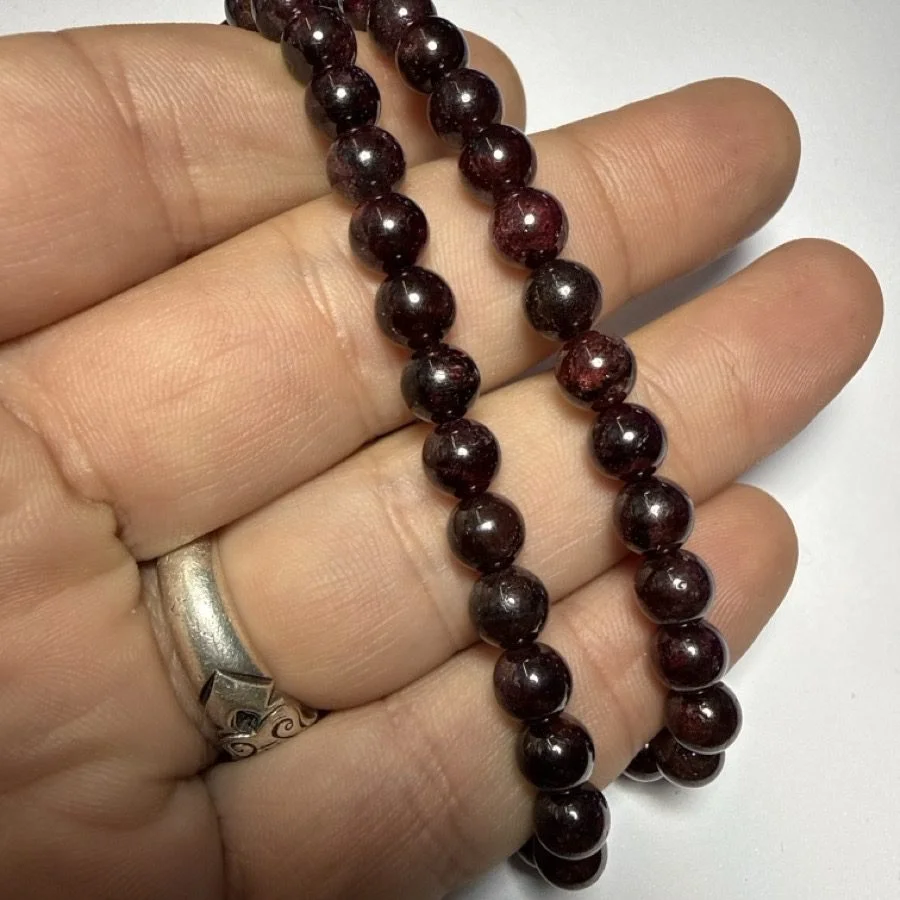 Garnet Bileklik 6 mm İncele ve Satın Al Garnet Bileklik 6 mm - Orijinal Doğal Taş ve Şifa Kristali Görsel 1