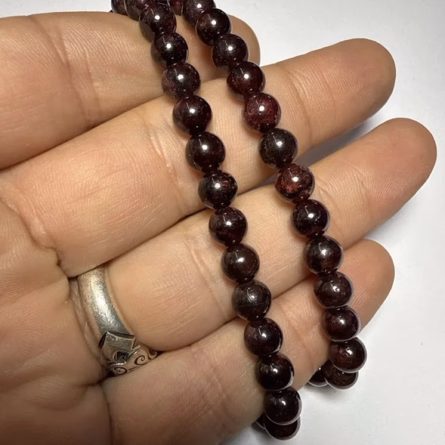 Garnet Bileklik 6 mm İncele ve Satın Al Garnet Bileklik 6 mm - Orijinal Doğal Taş ve Şifa Kristali Görsel 1