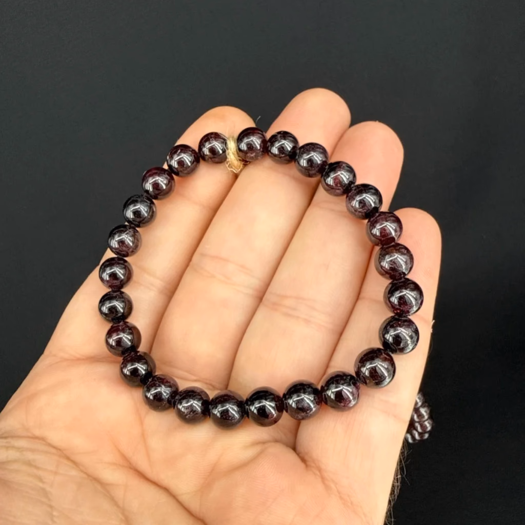 Garnet Bileklik 8 mm İncele ve Satın Al Garnet Bileklik 8 mm - Orijinal Doğal Taş ve Şifa Kristali Görsel 1