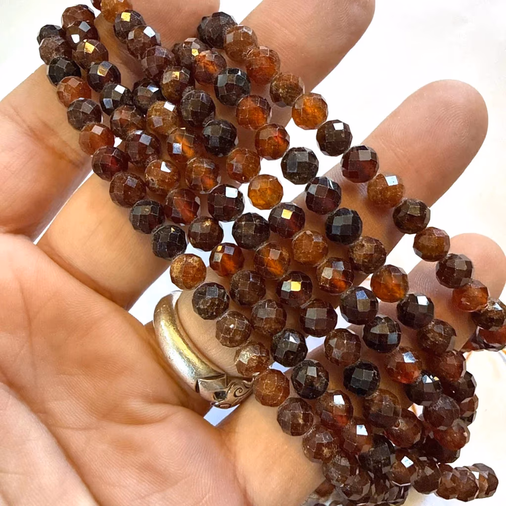 Garnet Faset Dizi 6 mm İncele ve Satın Al Garnet Faset Dizi 6 mm - Orijinal Doğal Taş ve Şifa Kristali Görsel 1