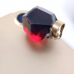 Garnet (Lal) Kolye Ucu Orijinal Kristal Detay Görseli 2