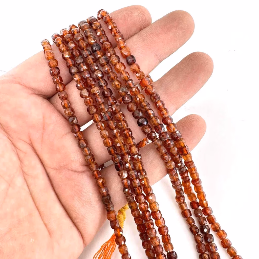 Hessonite Garnet Dizi 3mm Küp İncele ve Satın Al Hessonite Garnet Dizi 3mm Küp - Orijinal Doğal Taş ve Şifa Kristali Görsel 1