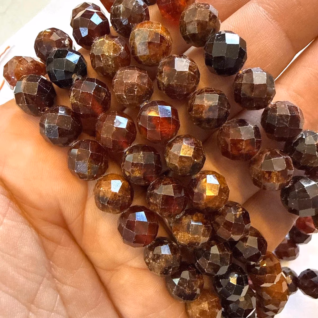 Hessonite Garnet Faset Dizi 10 mm İncele ve Satın Al Hessonite Garnet Faset Dizi 10 mm - Orijinal Doğal Taş ve Şifa Kristali Görsel 1