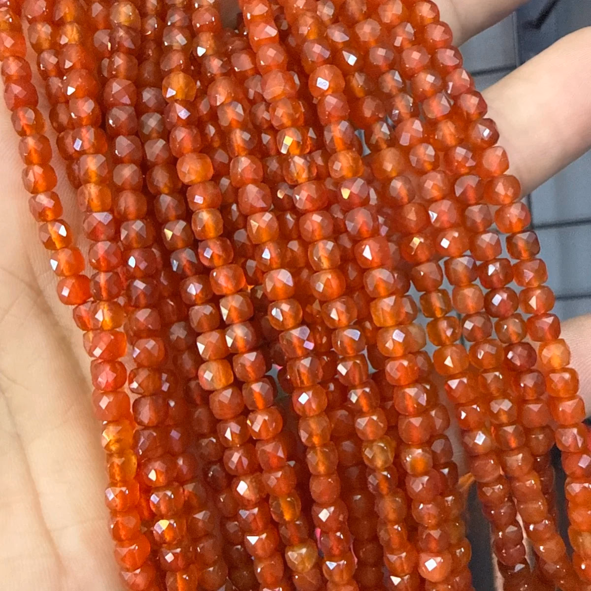 Kırmızı Akik Küp Dizi 4 mm