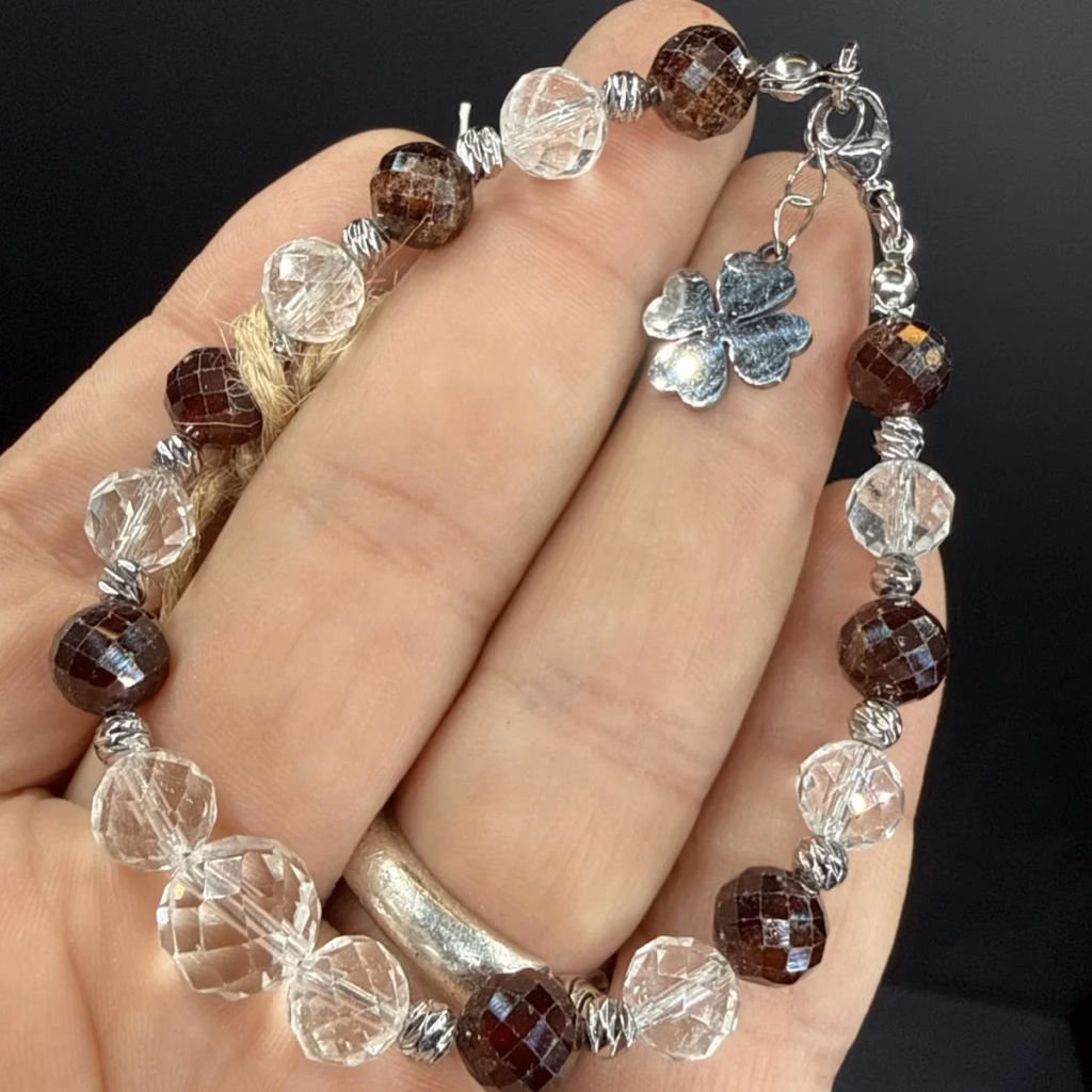 Kristal Kuvars /Garnet Faset 8 mm Bileklik T İncele ve Satın Al Kristal Kuvars /Garnet Faset 8 mm Bileklik T - Orijinal Doğal Taş ve Şifa Kristali Görsel 1