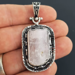 Kunzit Kolye Ucu (Gümüş) Orijinal Kristal Detay Görseli 2