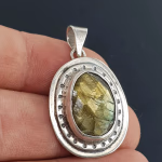 Labradorit Kolye Ucu (Gümüş) Orijinal Kristal Detay Görseli 2