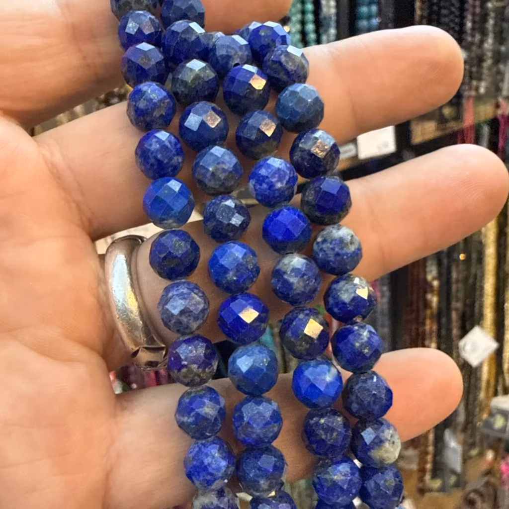 Lapis Lazuli Faset Dizi 6 mm İncele ve Satın Al Lapis Lazuli Faset Dizi 6 mm - Orijinal Doğal Taş ve Şifa Kristali Görsel 1