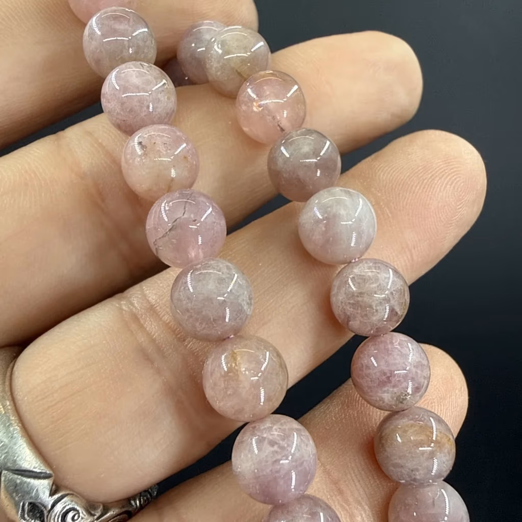 Madagaskar Pembe Kuvars Dizi 8 mm İncele ve Satın Al Madagaskar Pembe Kuvars Dizi 8 mm - Orijinal Doğal Taş ve Şifa Kristali Görsel 1