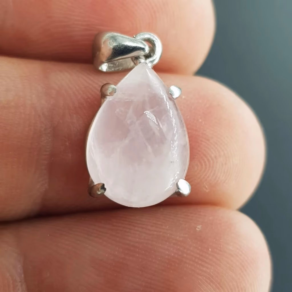 Pembe Kuvars Kolye Ucu Gümüş İncele ve Satın Al Pembe Kuvars Kolye Ucu Gümüş - Orijinal Doğal Taş ve Şifa Kristali Görsel 1