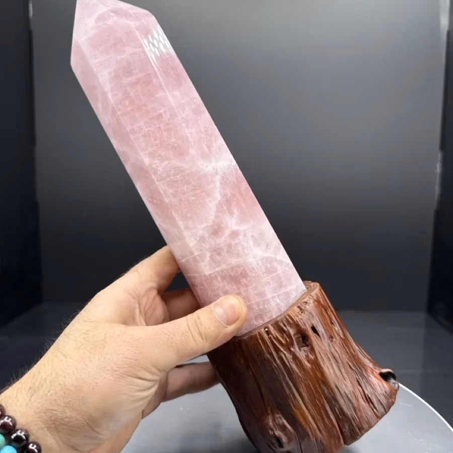Pembe Kuvars Obelisk Standlı - Büyütmek için tıklayın Pembe Kuvars Obelisk Standlı - Orijinal Doğal Taş ve Şifa Kristali Görsel 1