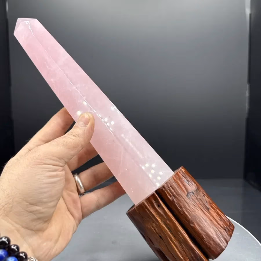 Pembe Kuvars Obelisk Standlı İncele ve Satın Al Pembe Kuvars Obelisk Standlı - Orijinal Doğal Taş ve Şifa Kristali Görsel 1