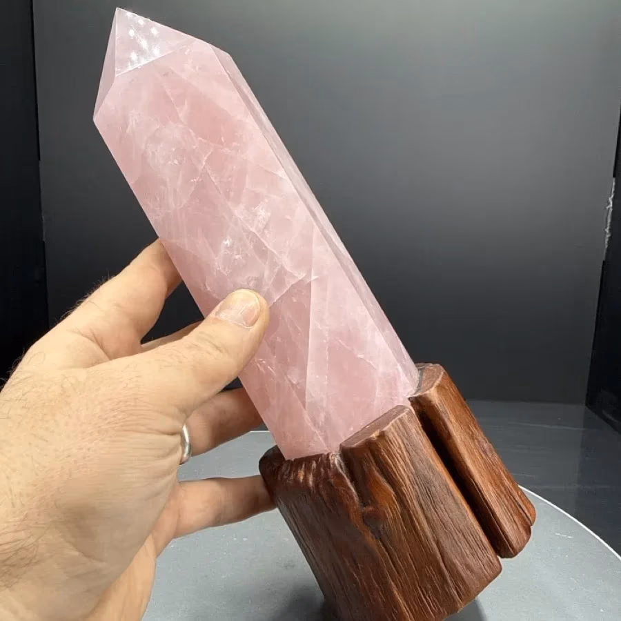 Pembe Kuvars Obelisk Standlı İncele ve Satın Al Pembe Kuvars Obelisk Standlı - Orijinal Doğal Taş ve Şifa Kristali Görsel 1