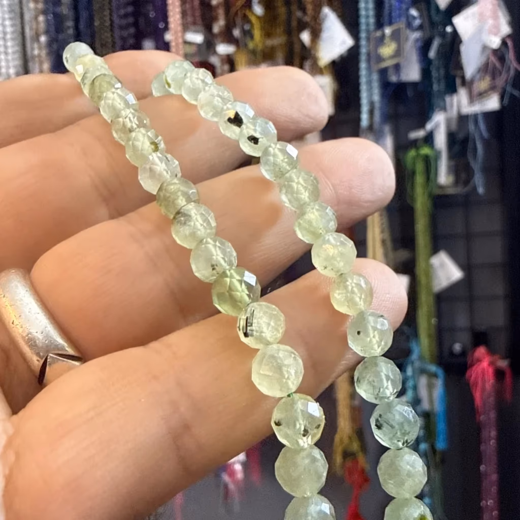 Prehnite Faset Dizi 6 mm İncele ve Satın Al Prehnite Faset Dizi 6 mm - Orijinal Doğal Taş ve Şifa Kristali Görsel 1