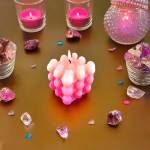 Premium Esanslı Aşk Köpüğü Mum Beyaz/Pembe Orijinal Kristal Detay Görseli 2