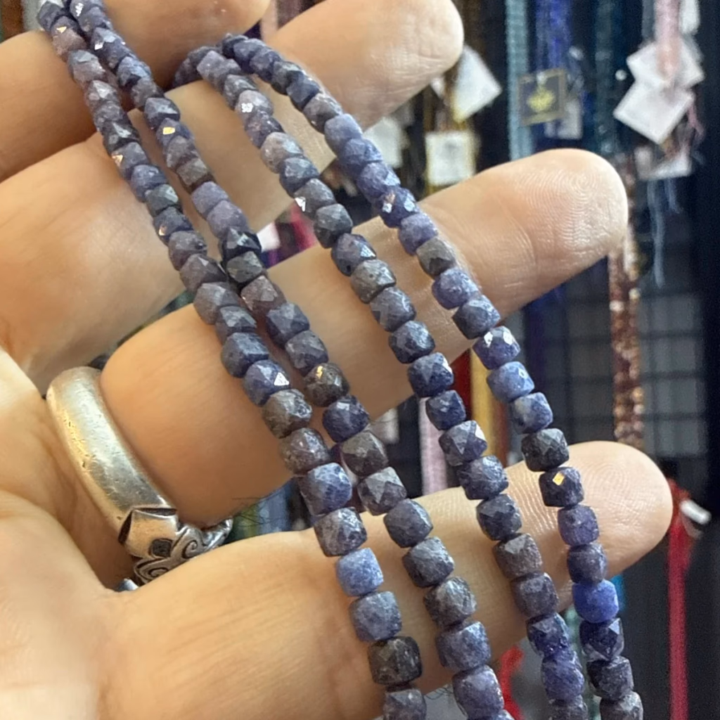 Safir Dizi Küp 4 mm İncele ve Satın Al Safir Dizi Küp 4 mm - Orijinal Doğal Taş ve Şifa Kristali Görsel 1