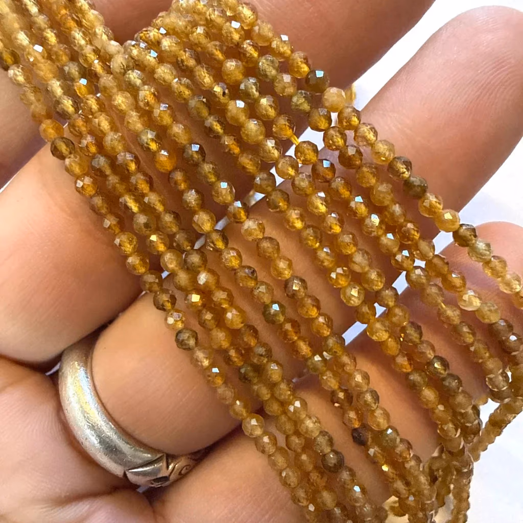 Sarı Turmalin Dizi Faset 2 mm İncele ve Satın Al Sarı Turmalin Dizi Faset 2 mm - Orijinal Doğal Taş ve Şifa Kristali Görsel 1