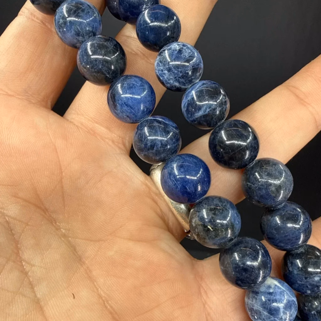 Sodalit Dizi 12 mm İncele ve Satın Al Sodalit Dizi 12 mm - Orijinal Doğal Taş ve Şifa Kristali Görsel 1