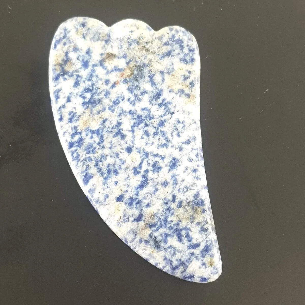 Sodalit Gua Sha İncele ve Satın Al Sodalit Gua Sha - Orijinal Doğal Taş ve Şifa Kristali Görsel 1