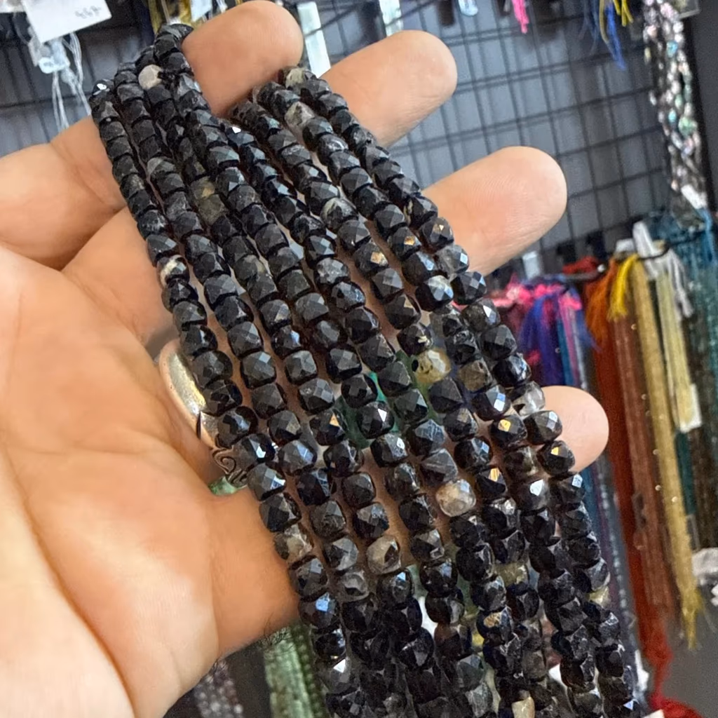 Süleymaniye Akik Küp Dizi 5 mm İncele ve Satın Al Süleymaniye Akik Küp Dizi 5 mm - Orijinal Doğal Taş ve Şifa Kristali Görsel 1