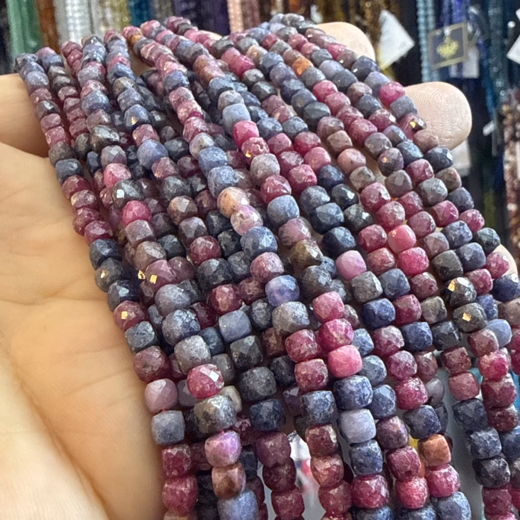 Yakut Safir Küp Dizi 4 mm İncele ve Satın Al Yakut Safir Küp Dizi 4 mm - Orijinal Doğal Taş ve Şifa Kristali Görsel 1