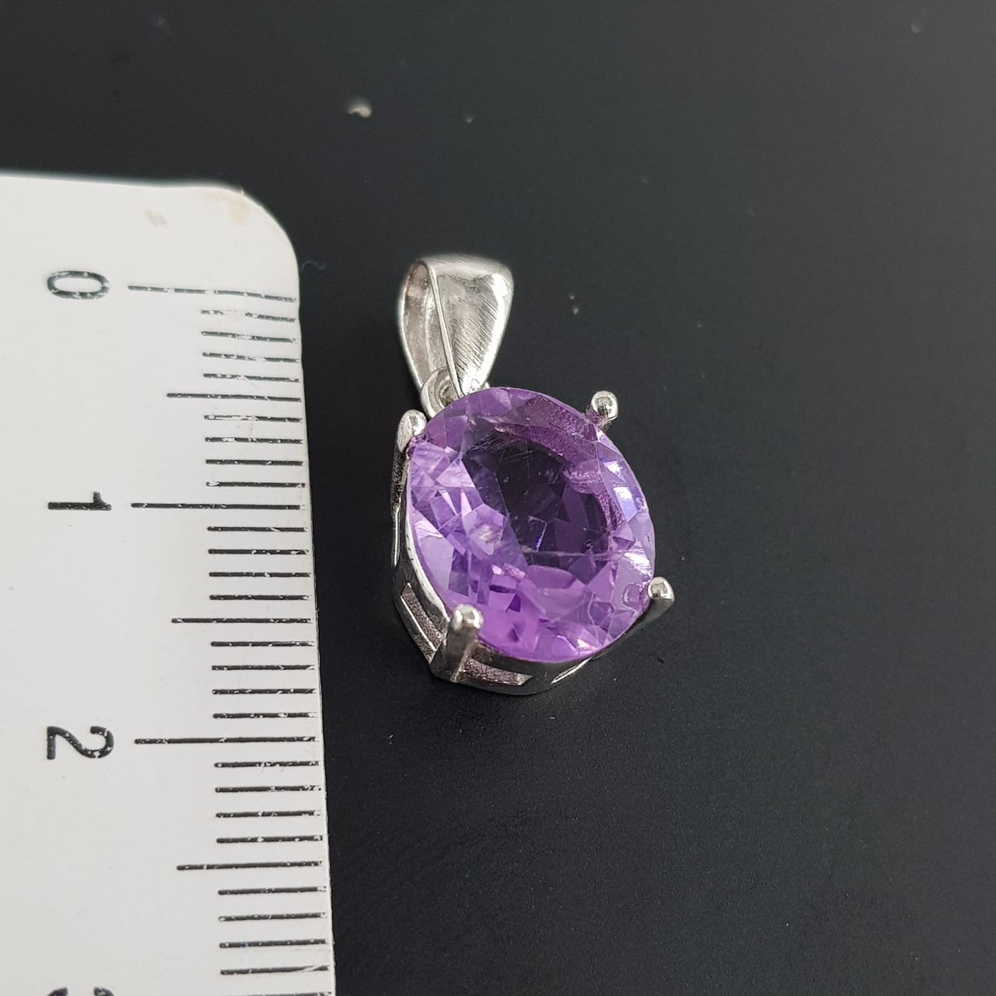 Ametist Kolye Ucu (Gümüş) Ametist Kolye Ucu (Gümüş) - Ametist Taşı Enerjisi ve Doğal Formu
