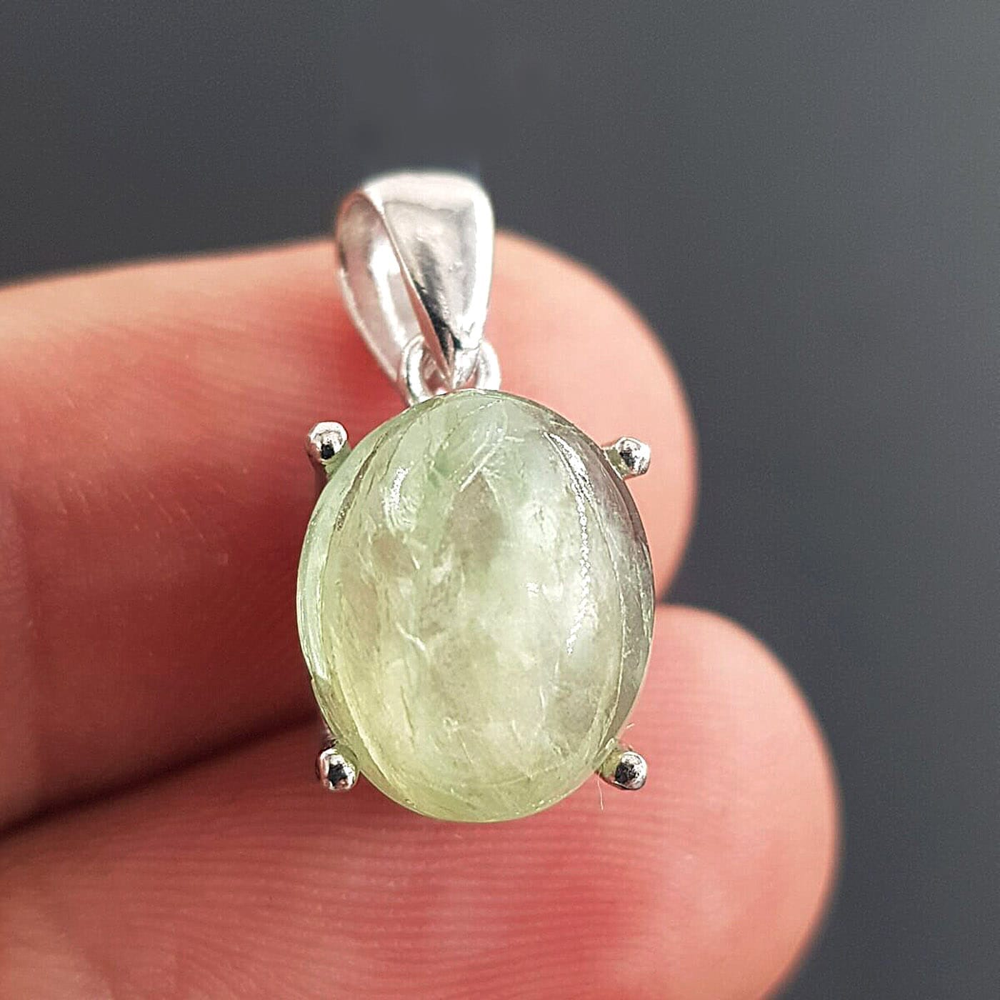 Prehnite Kolye Ucu (Gümüş) Prehnite Kolye Ucu (Gümüş) - Prehnit Taşı Enerjisi ve Doğal Formu