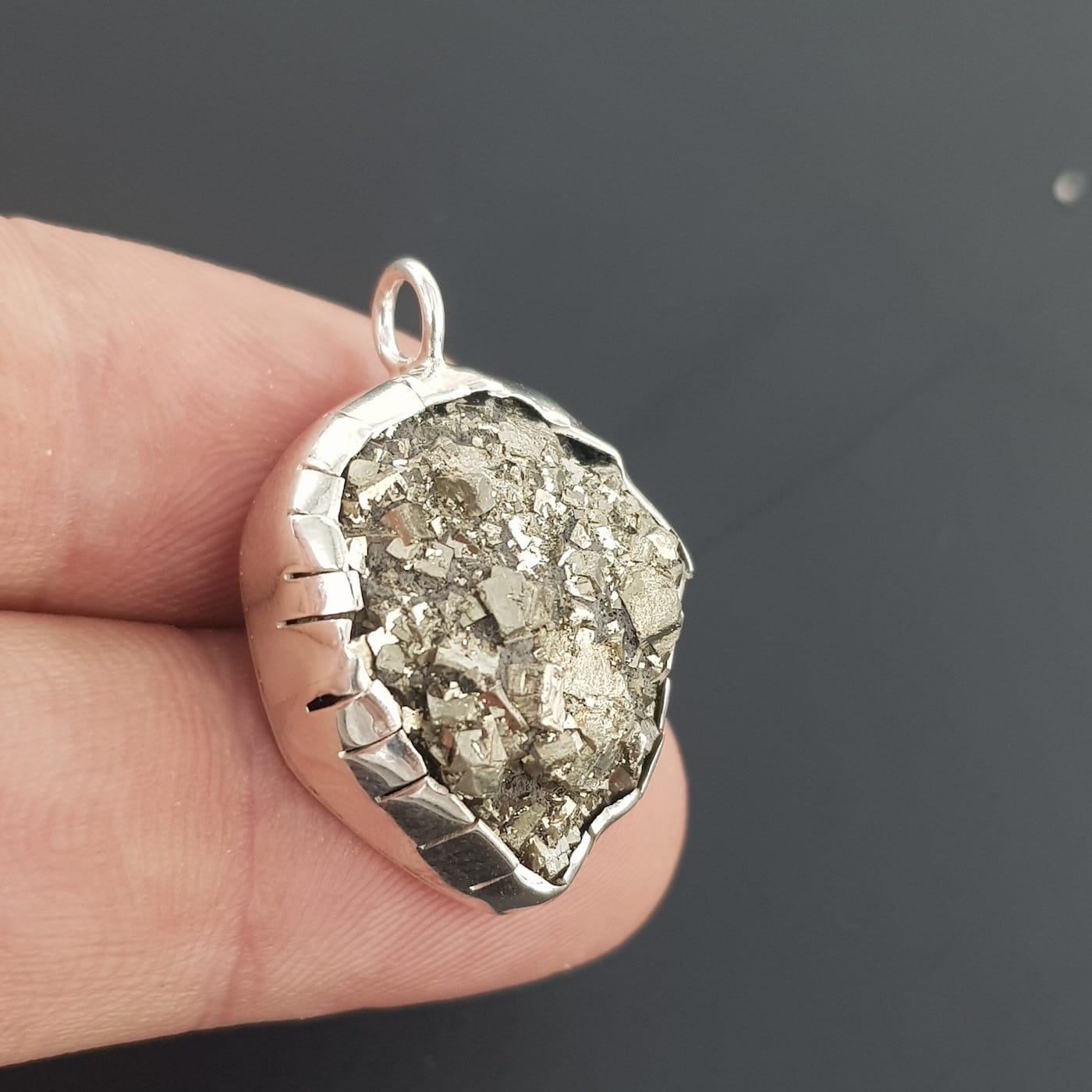 Pirit Kolye Ucu (Gümüş) Pirit Kolye Ucu (Gümüş) - Pirit Taşı Enerjisi ve Doğal Formu