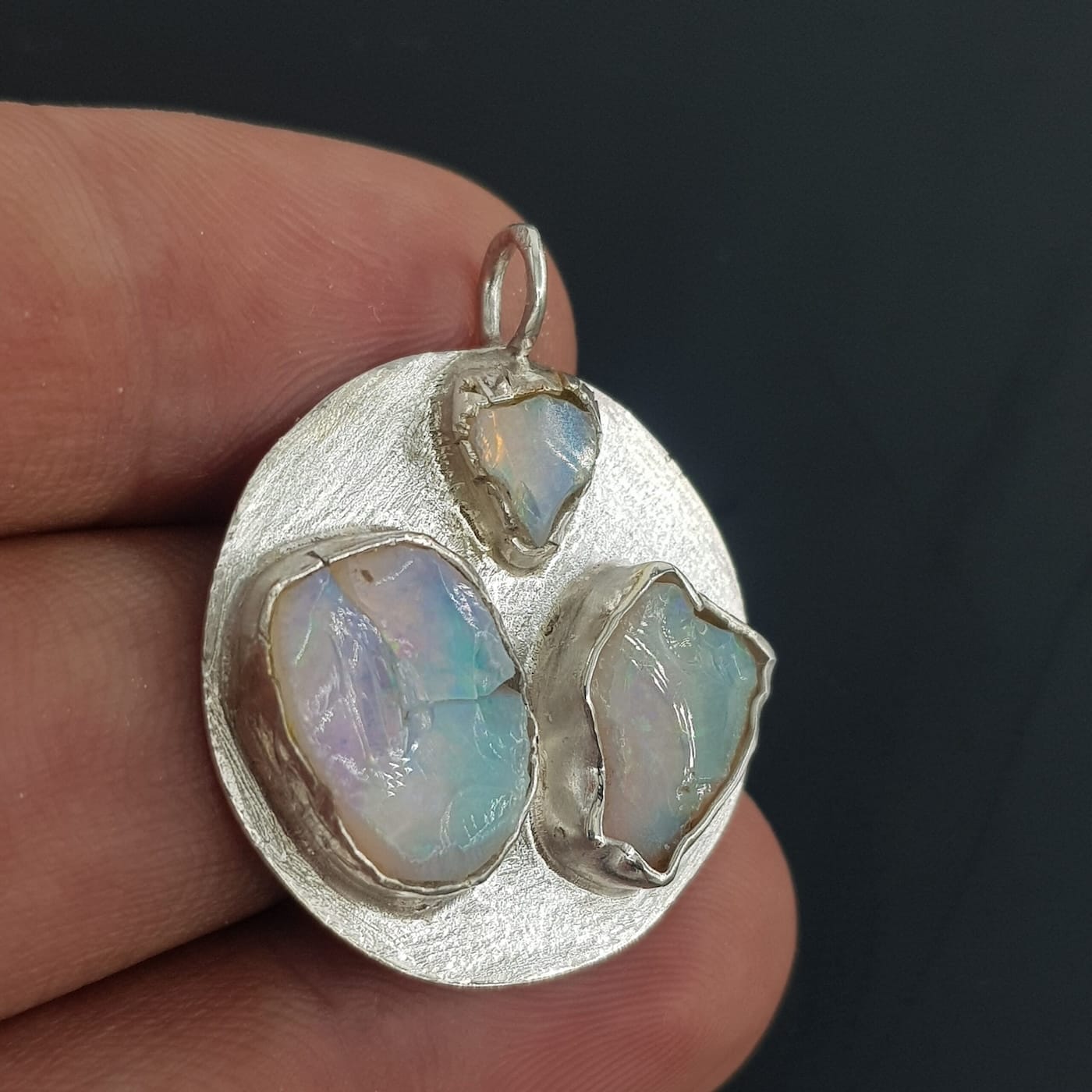 Ateş Opal Kolye Ucu (Gümüş) Ateş Opal Kolye Ucu (Gümüş) - Opal Taşı Enerjisi ve Doğal Formu