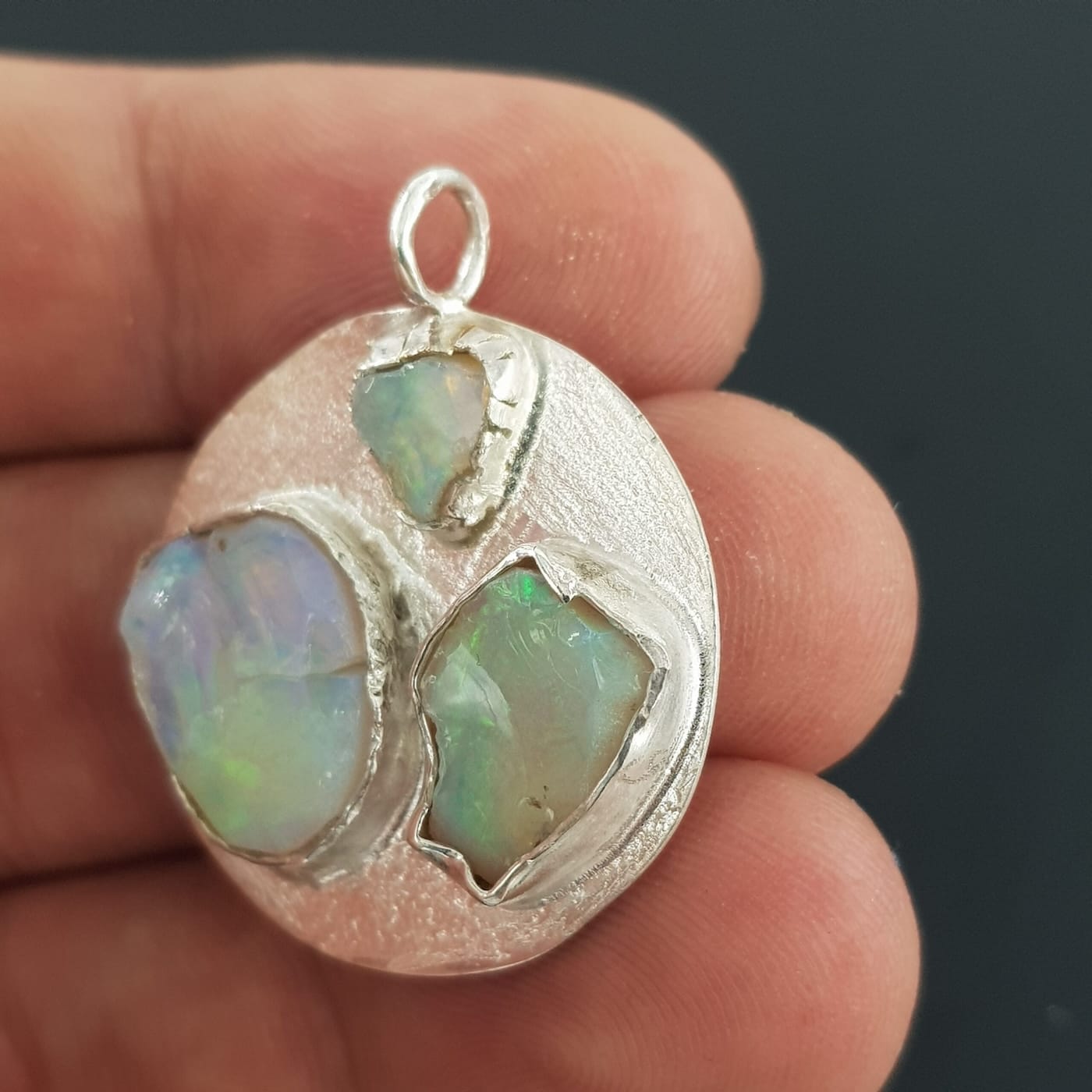 Ateş Opal Kolye Ucu (Gümüş) Ateş Opal Kolye Ucu (Gümüş) - Opal Taşı Enerjisi ve Doğal Formu