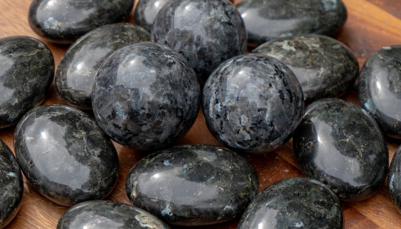 Larvikite faydalari Sarkaç Adam