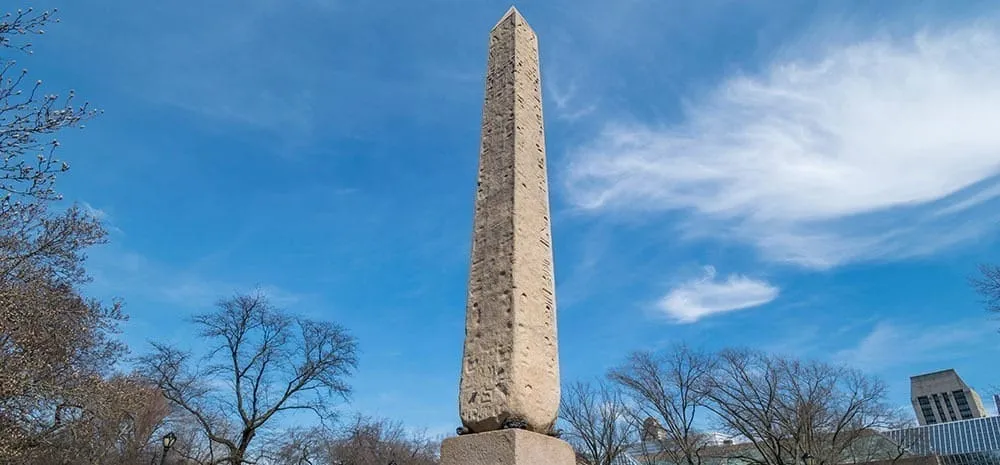 Obelisk 20190328 005 Sarkaç Adam
