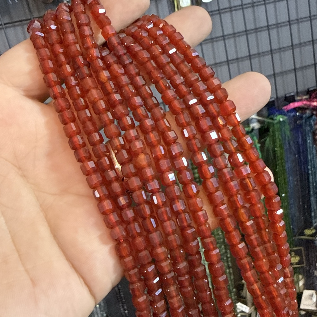 Kırmızı Akik Küp Dizi 4 mm Kırmızı Akik Küp Dizi 4 mm - Akik Taşı Enerjisi ve Doğal Formu